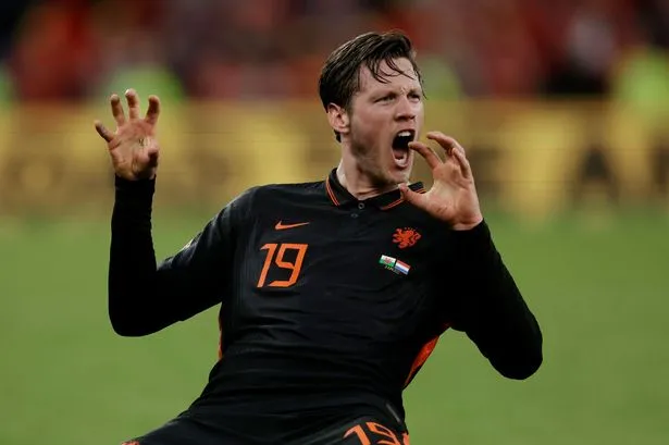 Hậu vệ Xứ Wales không vui khi thấy 'đồng đội' ăn mừng ảnh 1