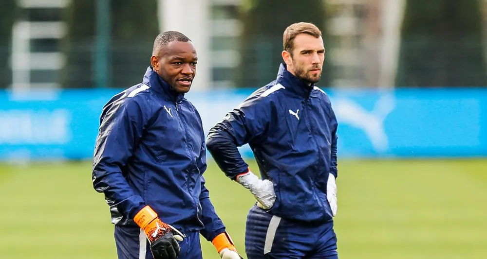 Marseille chia tay thủ môn huyền thoại ảnh 1