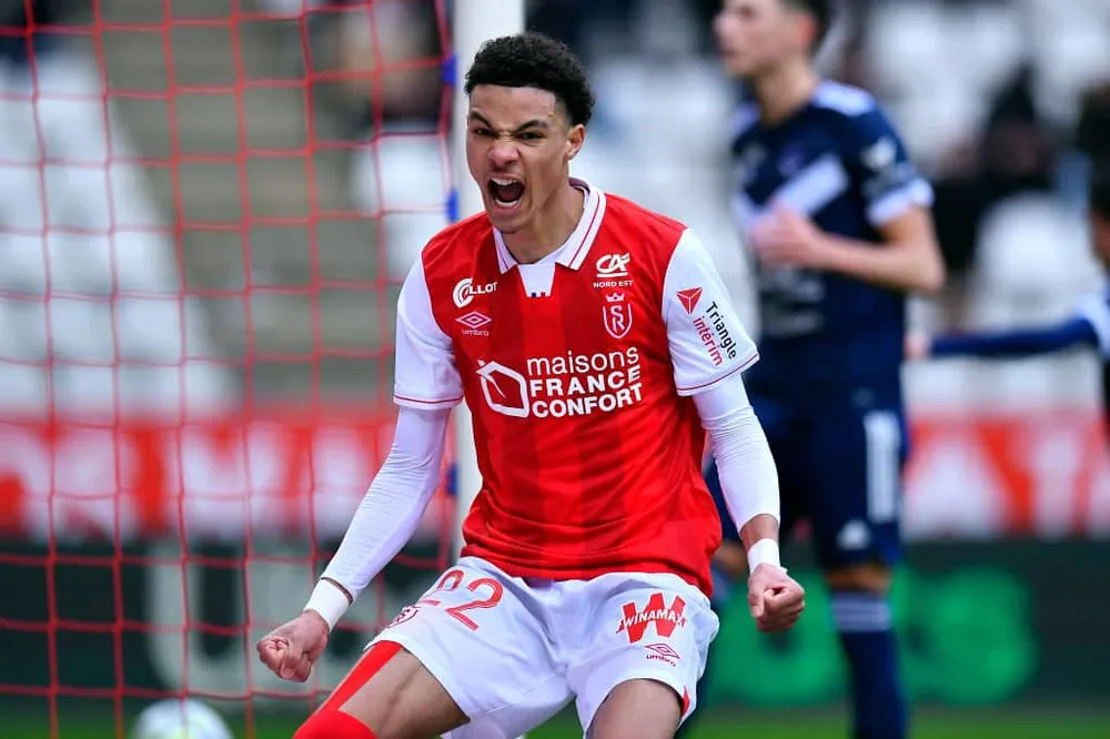 PSG bất ngờ gặp đối thủ trong thương vụ Scamacca ảnh 1