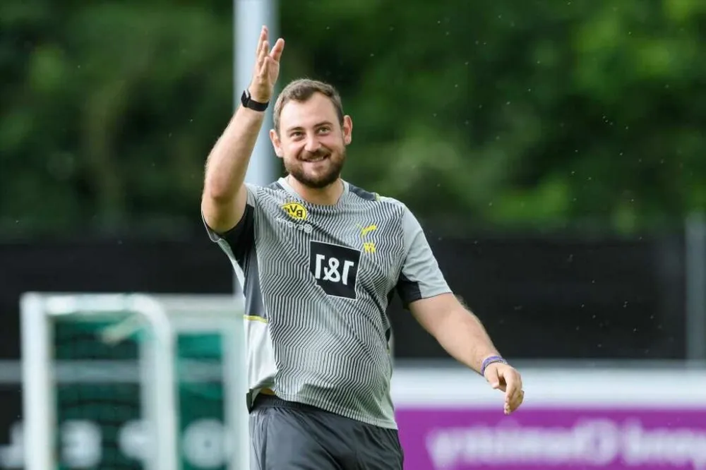 Leeds United chiêu mộ 'huấn luyện viên online' ảnh 1