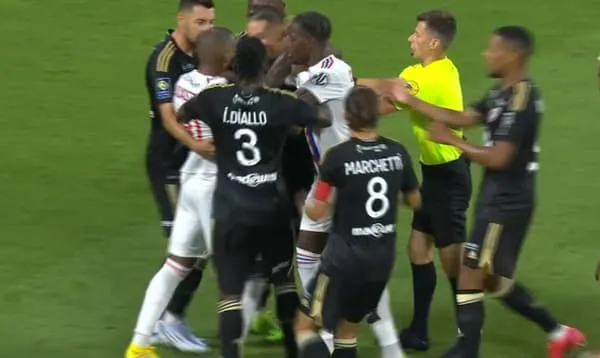 Lacazette tỏa sáng, Lyon thắng nhọc đội mới lên hạng ảnh 2