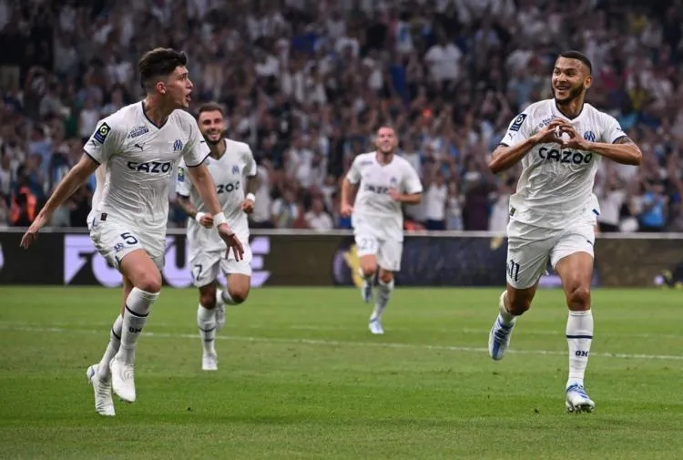 Luis Javier Suarez (phải) ăn mừng bàn thắng