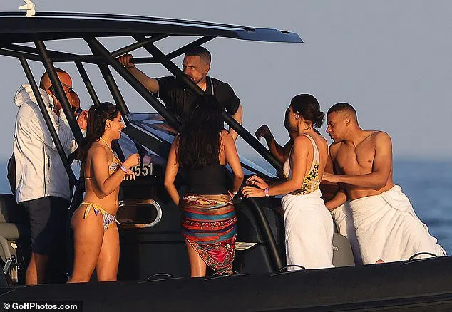 Mbappe 'lái máy bay' sau khi bị Pogba... chơi ngải ảnh 2