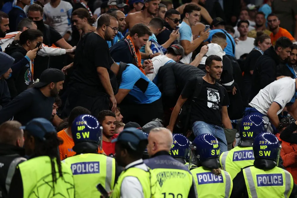 Cổ động viên Pháp lại 'quậy', UEFA phạt thẳng tay ảnh 1