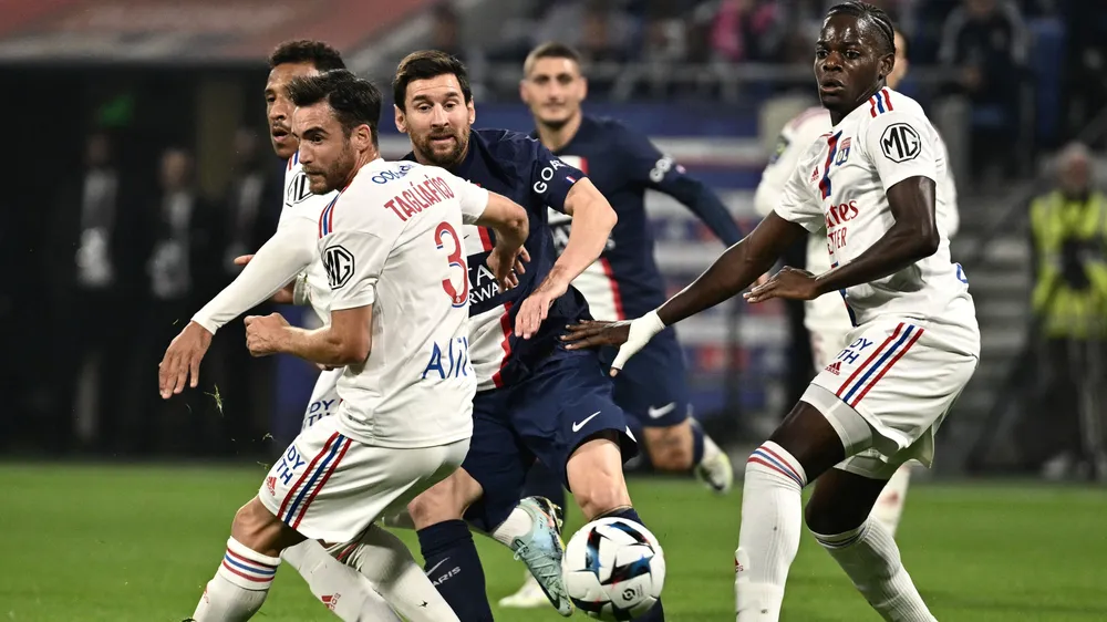 Messi đưa PSG 'đi dạo' tại Lyon ảnh 1