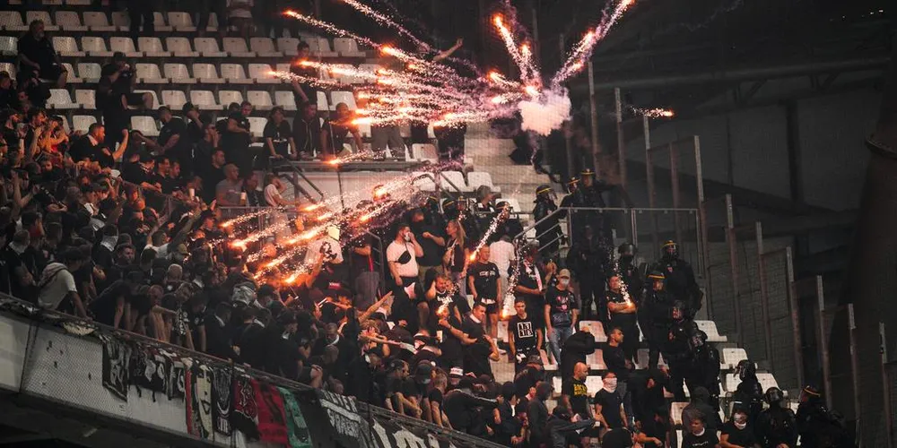 Khán giả quá khích "múa lửa" khi Marseille đấu Frankfurt