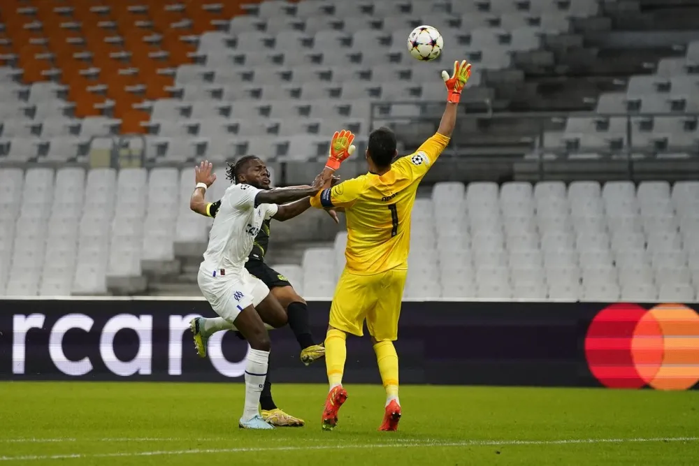 Thủ môn Sporting tấu hài, Marseille thắng trận đầu tiên ảnh 1