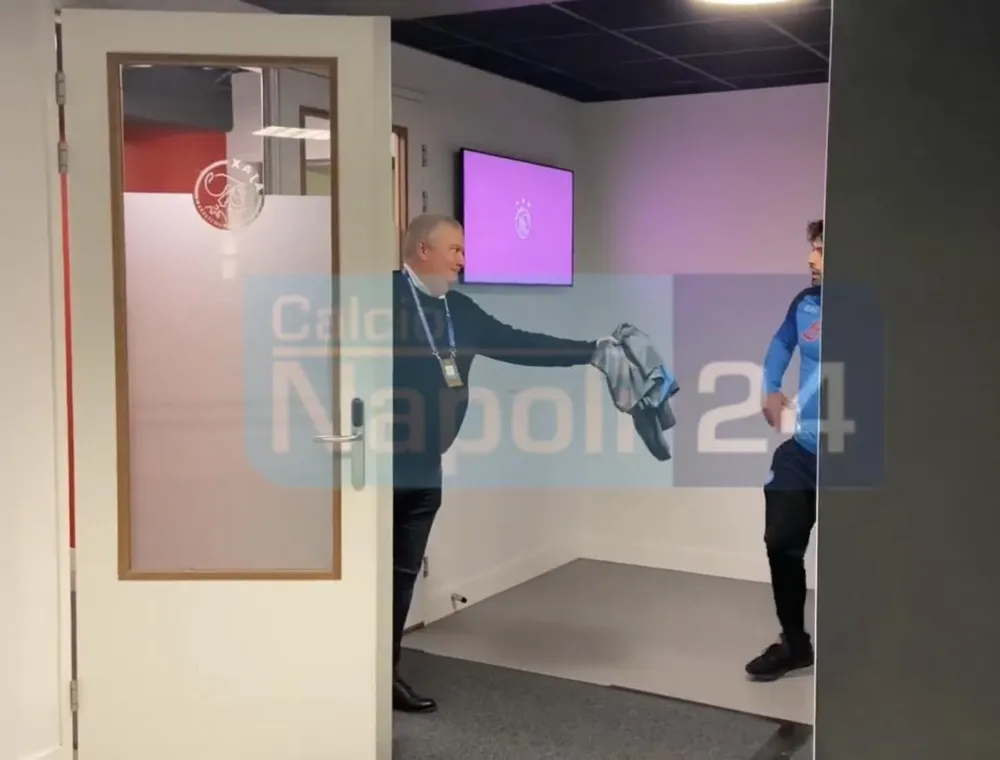 Chủ tịch Napoli chế giễu Ajax 'làm trò con nít' ảnh 1