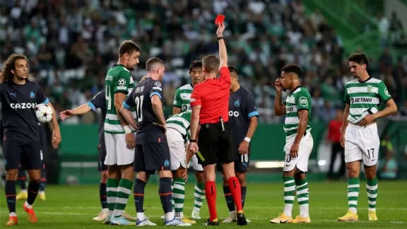 Sporting lại 'tự hủy', Marseille khuấy động bảng D ảnh 1