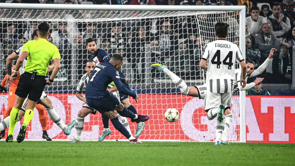 Mbappe ghi bàn vào lưới Juventus
