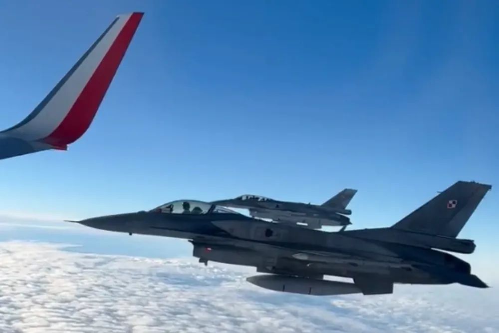 Lewandowski được chiến đấu cơ 'hộ tống' dự World Cup 2022 ảnh 1