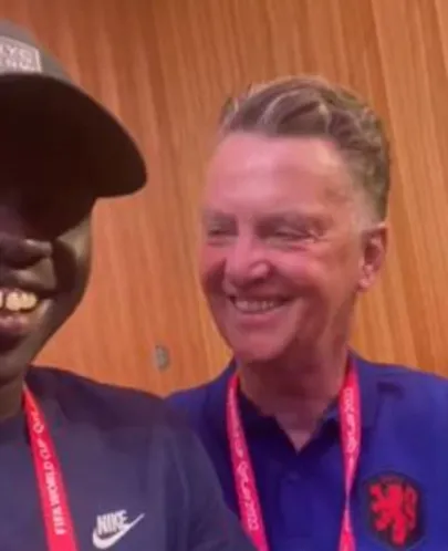 Khoảnh khắc 'yếu lòng' của HLV Louis van Gaal tại World Cup 2022 ảnh 1