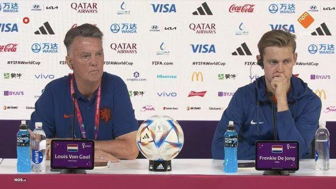 Bị chê da xấu, HLV van Gaal đáp trả cực gắt ảnh 1