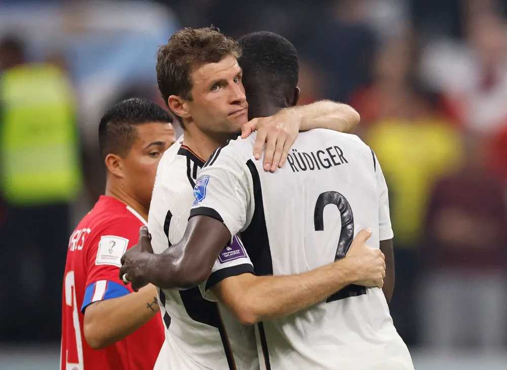 Muller và Rudiger an ủi nhau sau thất bại cay đắng tại World Cup 2022