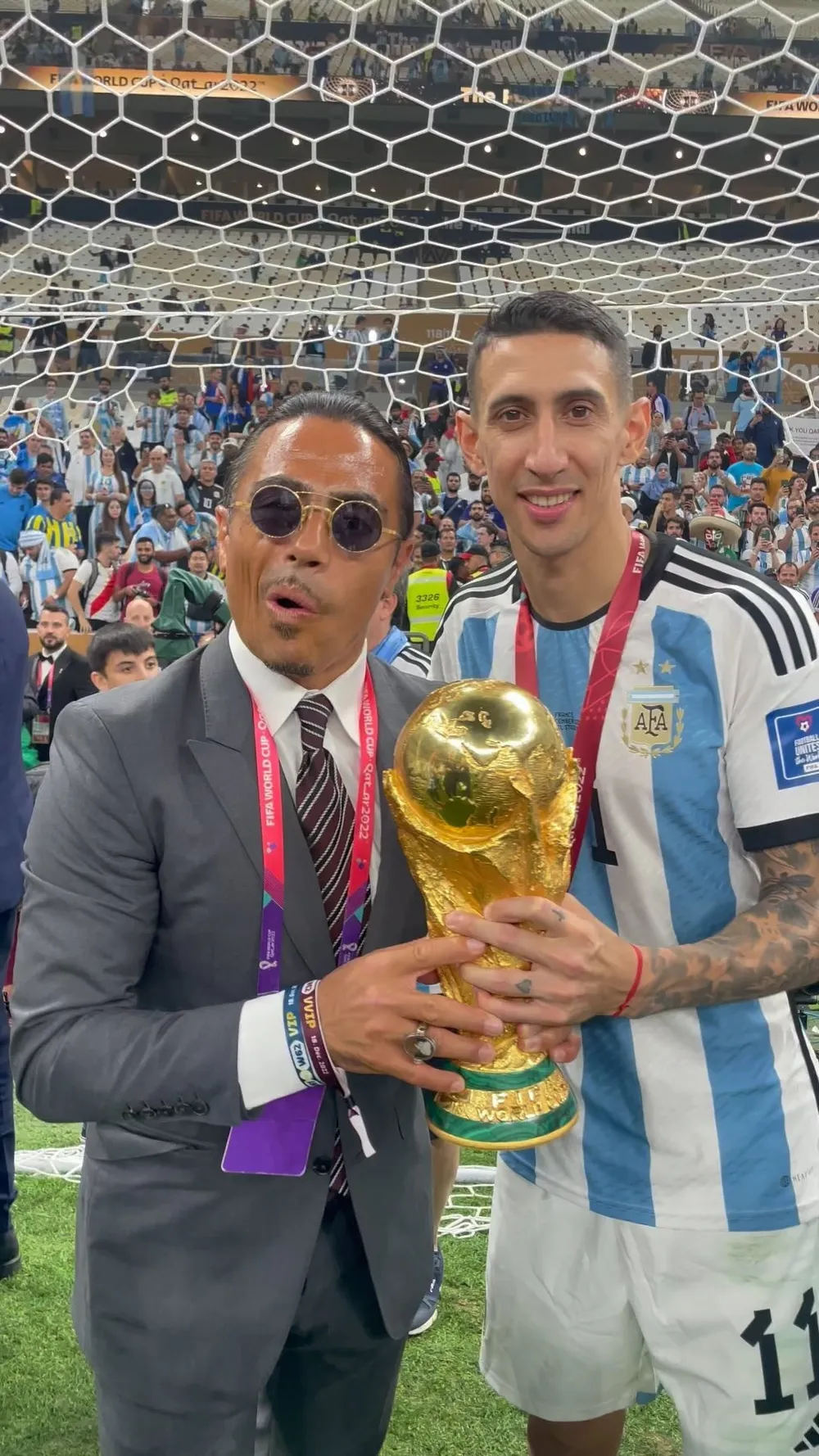 Chụp hình cúp vàng cùng Di Maria Chụp hình cúp vàng cùng Di Maria