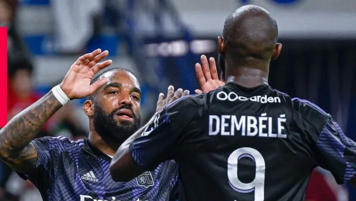 Lacazette chia vui cùng Dembele