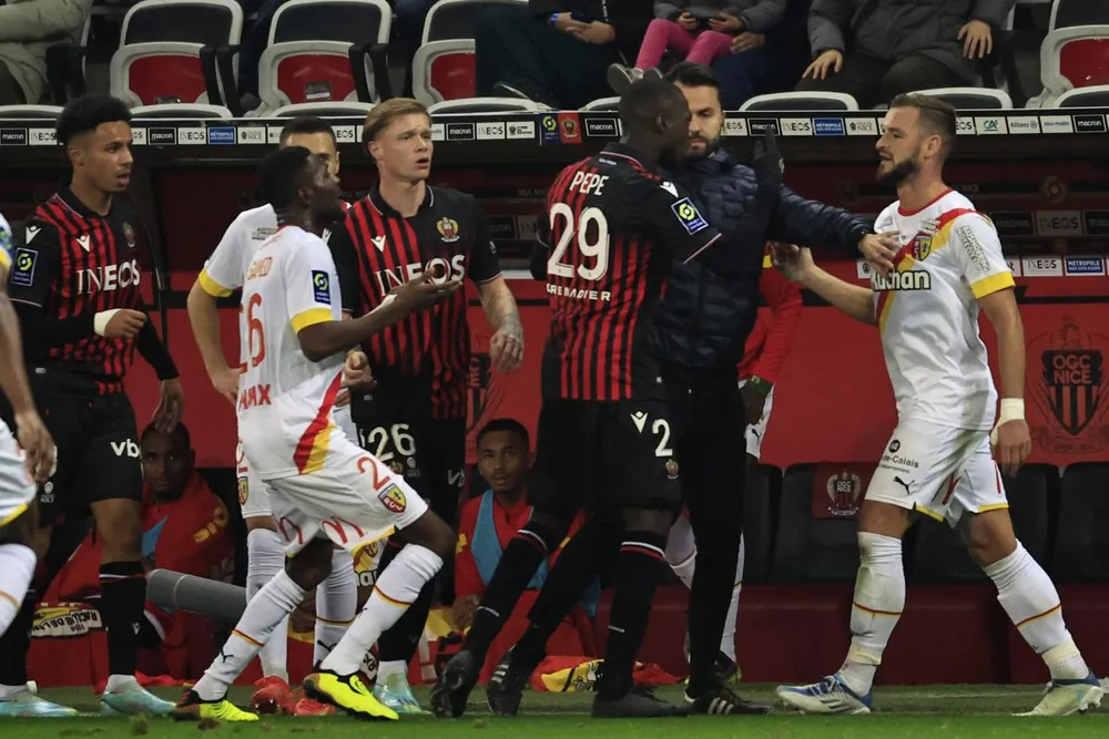 Lens có nguy cơ bị bỏ lại