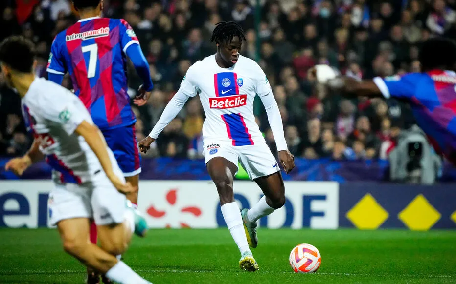 Bitshiabu mắc sai lầm đáng tiếc khiến PSG thủng lưới