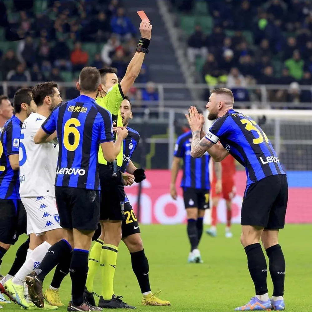 Skriniar nhận thẻ đỏ trong trận thua Empoli đêm qua