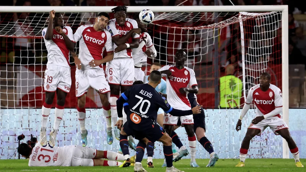 Alexis Sanchez đá phạt thành bàn vào lưới Monaco