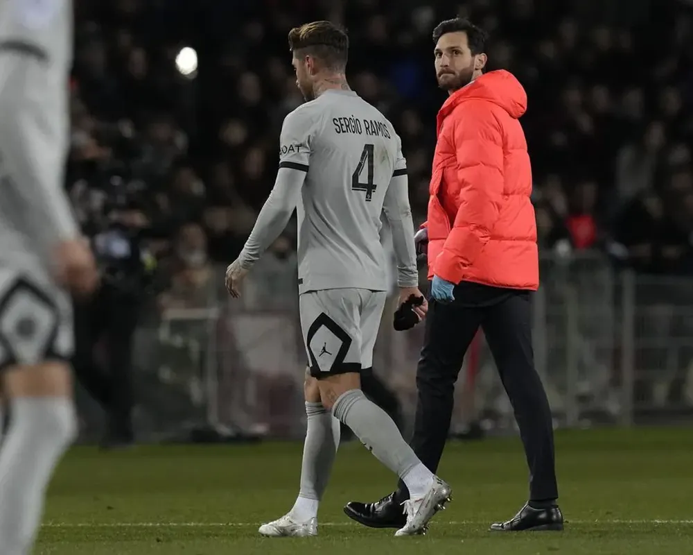 Ramos cũng rời sân vì chấn thương Ramos cũng rời sân vì chấn thương