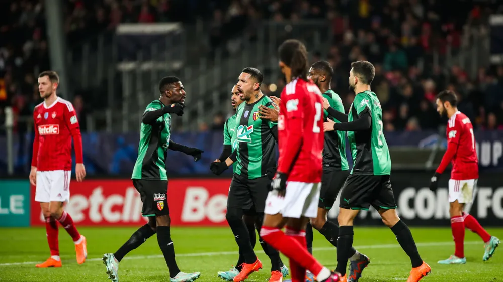 Lens (áo xanh đen) bị Brest cầm hòa