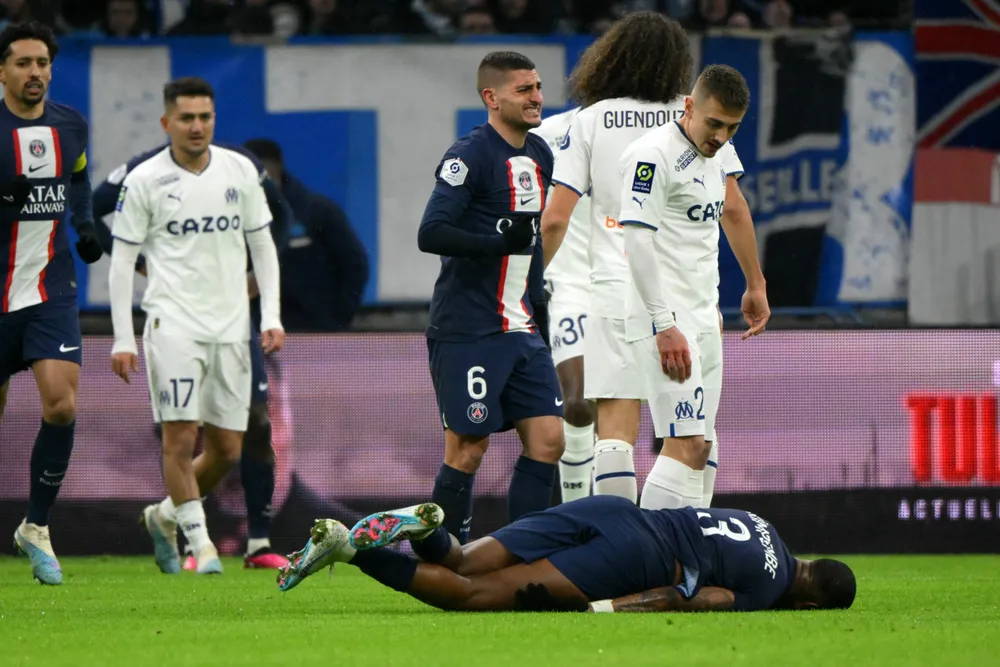 Đội phó PSG đổ gục đau đớn Đội phó PSG đổ gục đau đớn