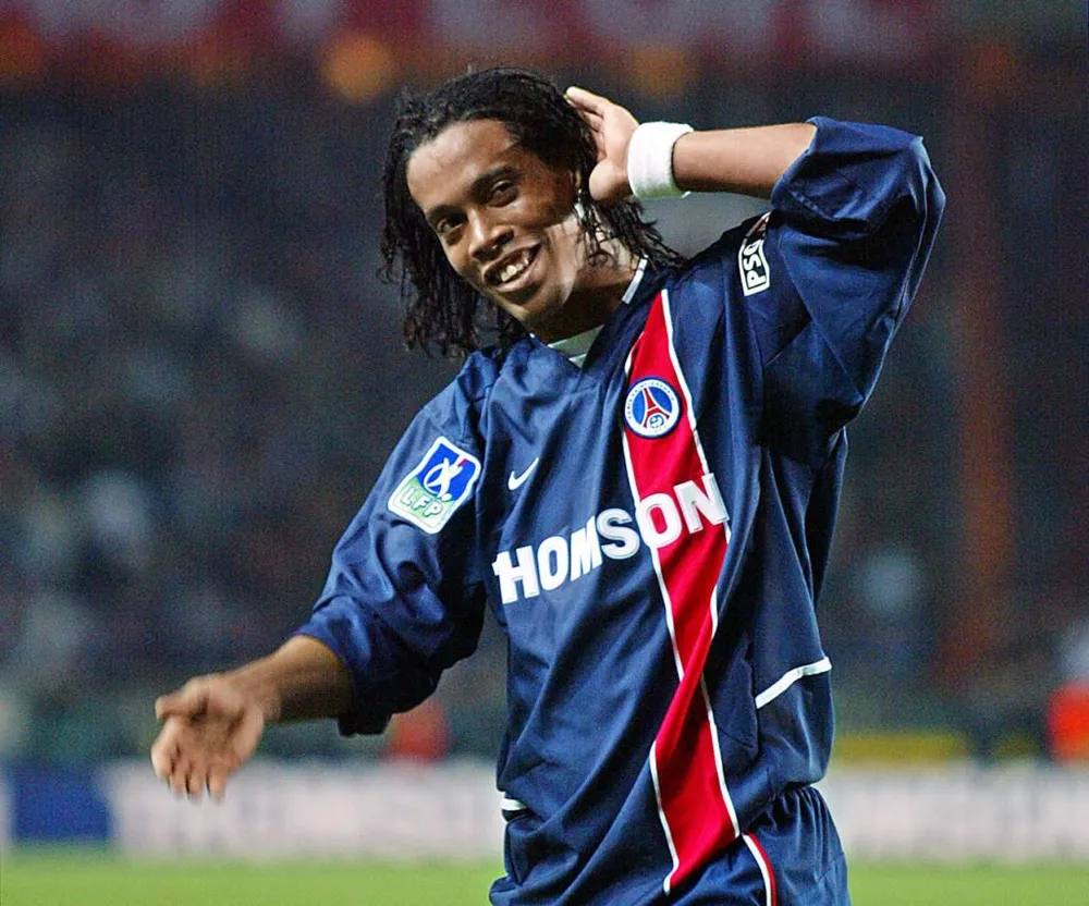 Ronaldinho cùng chiếc áo biểu tượng của PSG Ronaldinho cùng chiếc áo biểu tượng của PSG