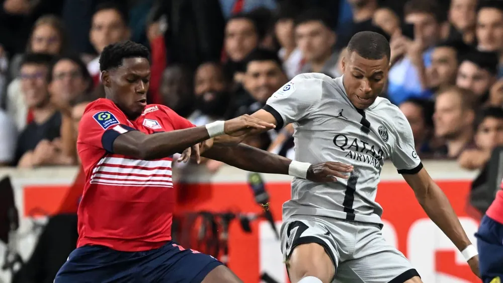 Jonathan David đối đầu Mbappe