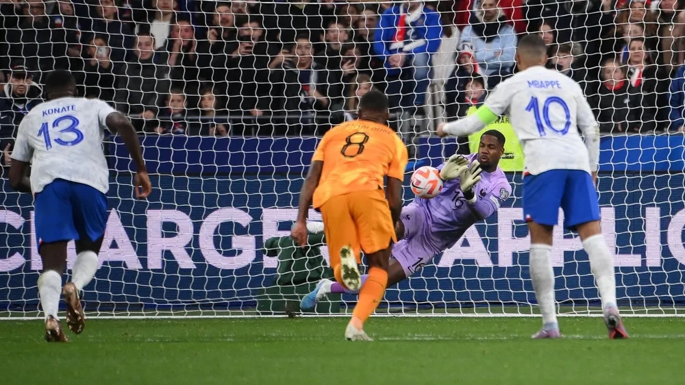 Maignan từ chối quả phạt đền của Memphis Maignan từ chối quả phạt đền của Memphis