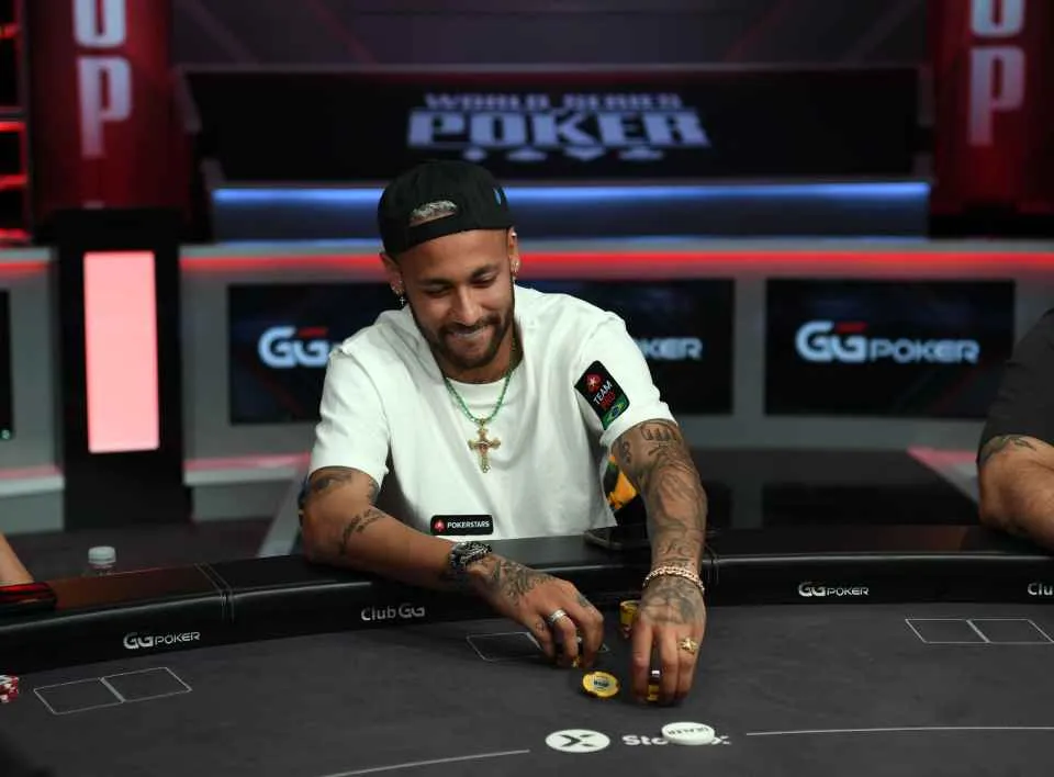 Neymar rất mê đánh bài