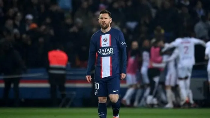 Messi lại bị la ó