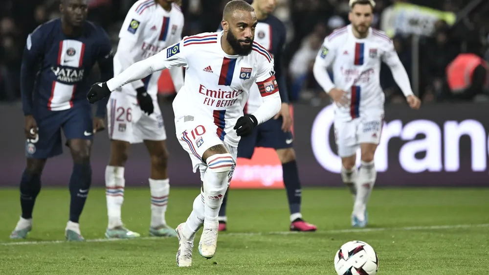 Lacazette bỏ lỡ phạt đền