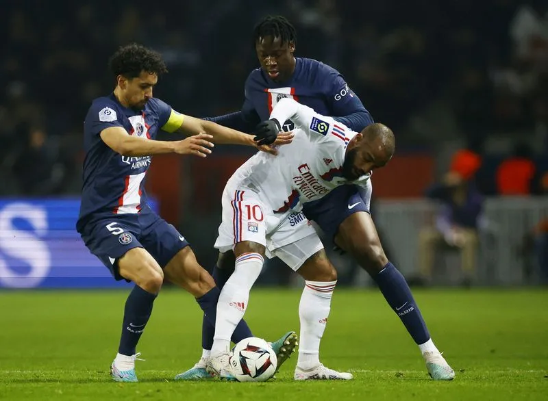 Lacazette trong một pha tranh chấp Lacazette trong một pha tranh chấp