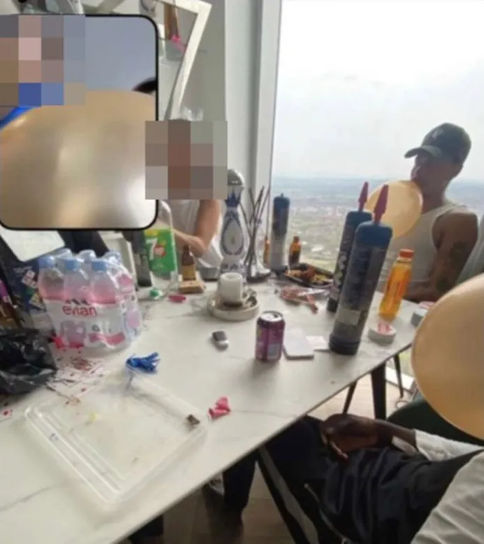 Dele Alli (đội mũ) bết bát cùng bóng cười