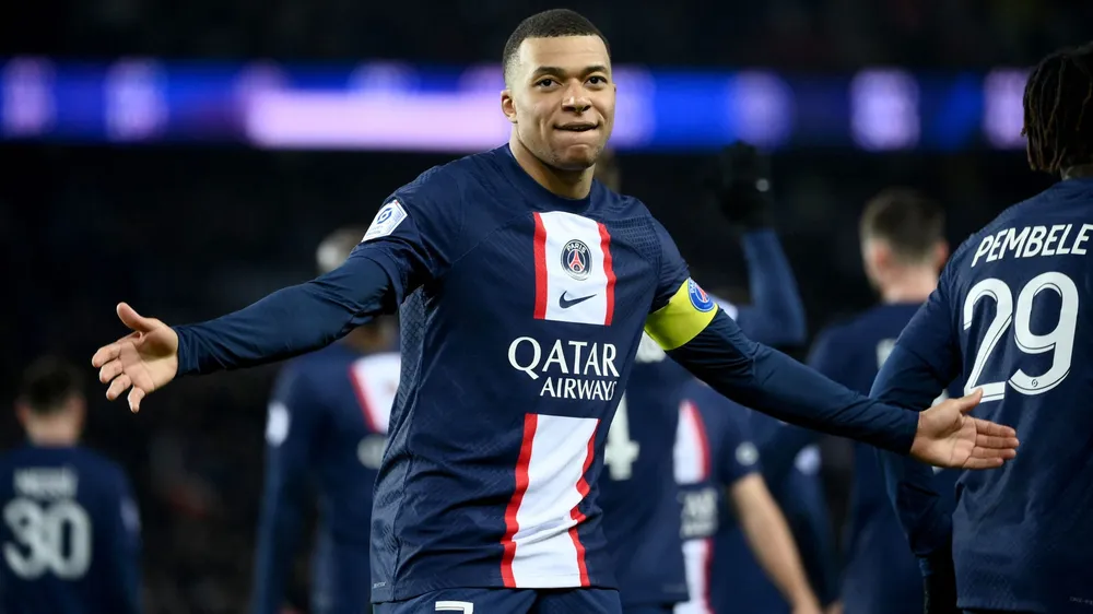 Mbappe cam kết tương lai với PSG