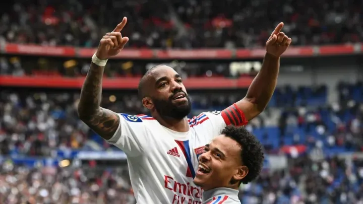 Lacazette cứu Lyon khỏi thất bại