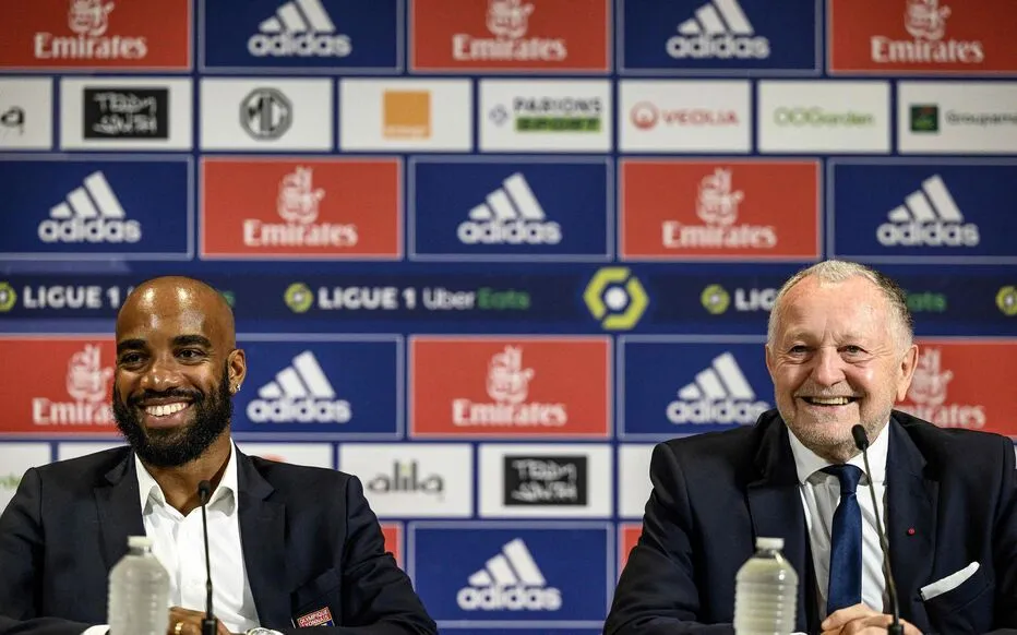 Aulas và đội trưởng Lyon - Alex Lacazette