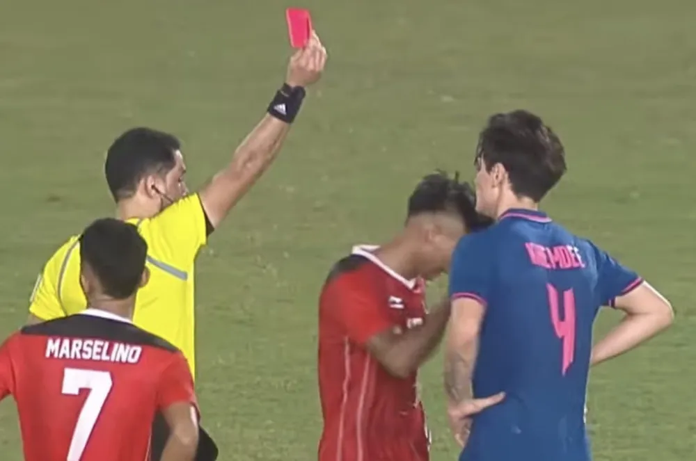 Trước đó, Khemdee bị đuổi khỏi sân...