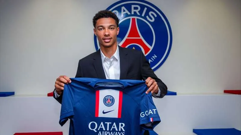 Hugo Ekitike chính thức là người của PSG