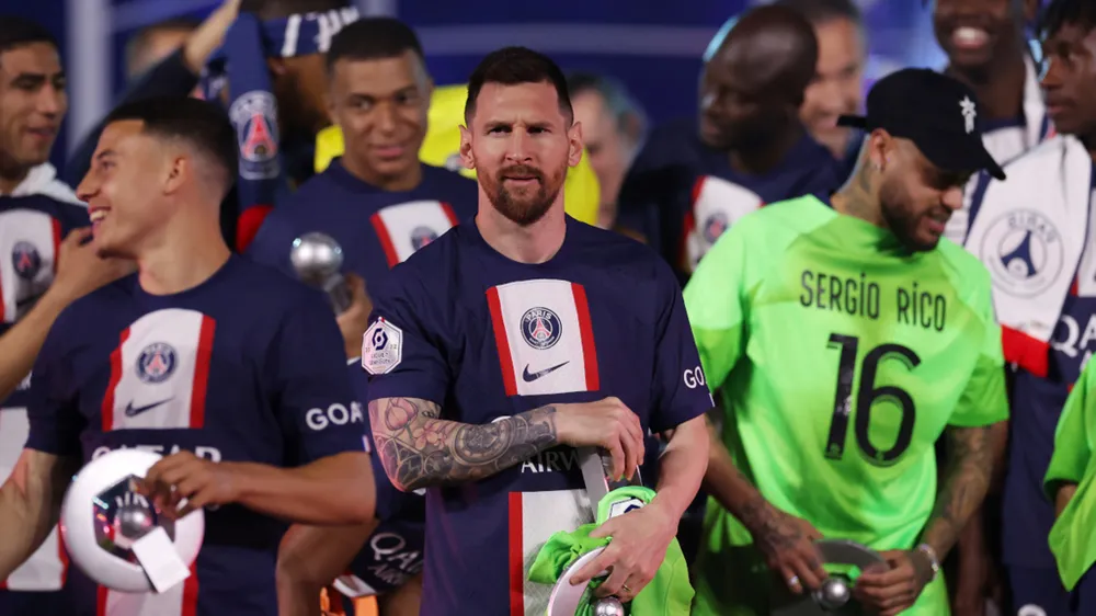 Messi ăn mừng vô địch cùng PSG