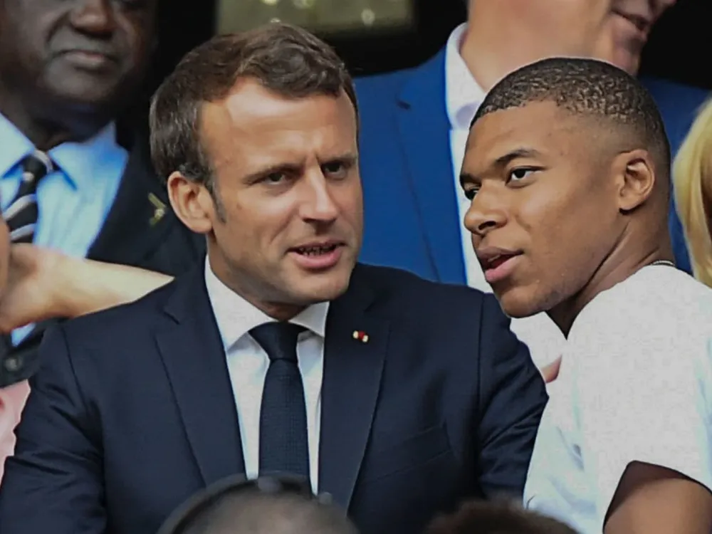 Mbappe bên cạnh Tổng thống Macron Mbappe bên cạnh Tổng thống Macron