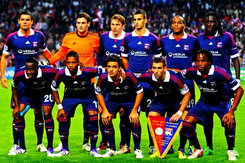 Lloris, Lovren (đứng ngoài cùng bên trái) và Lacazette (ngoài cùng bên phải, hàng dưới) thời mới ra mắt Lyon