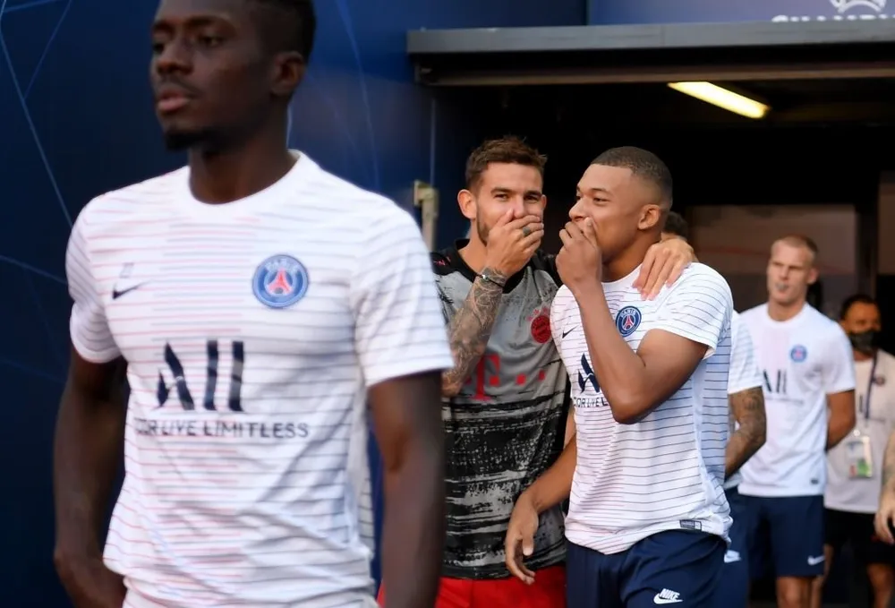 Mbappe thân thiết với Lucas Hernandez