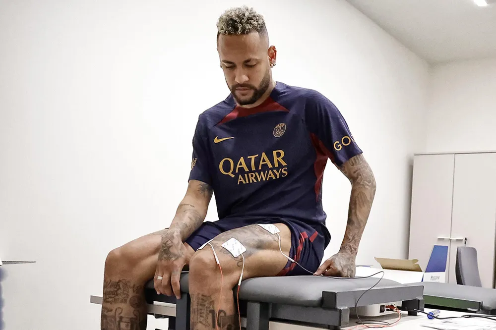 Neymar kiểm tra y tế trước khi tập hồi phục