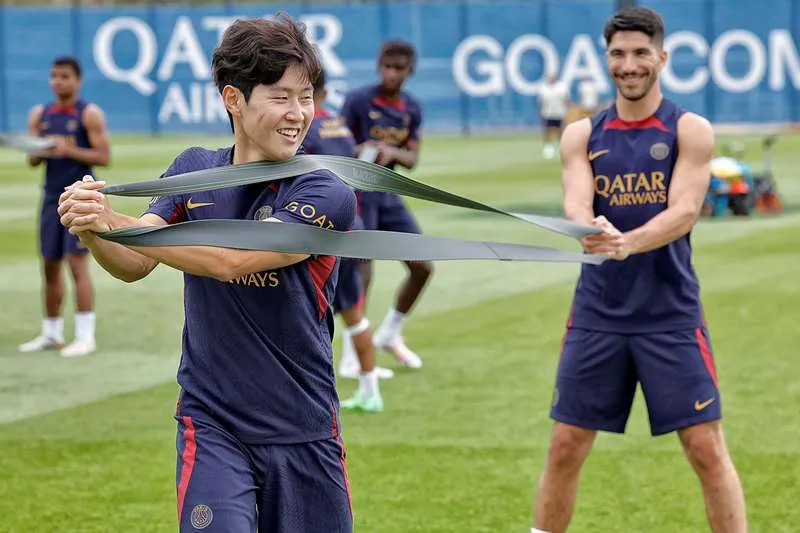 Lee Kang-in cùng Carlos Soler