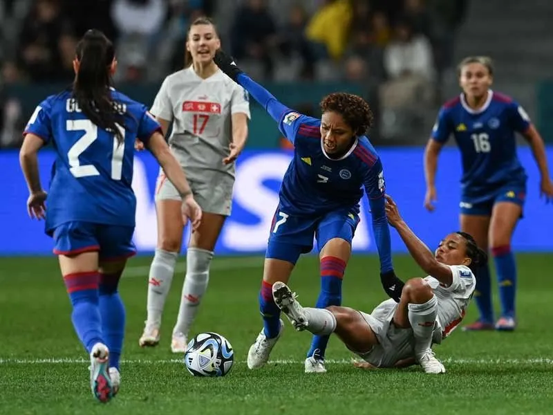 Tuyển Philippines (áo xanh) trong trận thua Thụy Sỹ