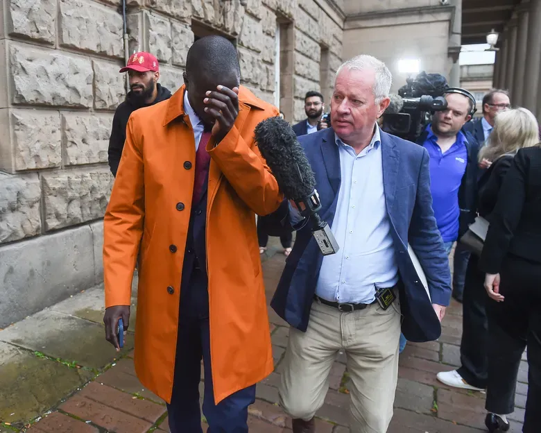 Bật khóc khi được tuyên vô tội