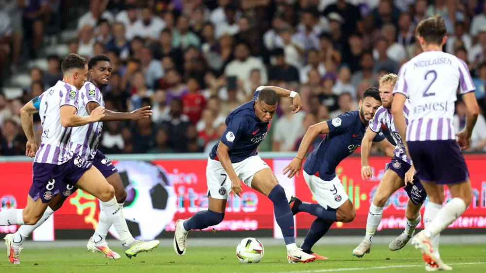 Mbappe trong vòng vây cầu thủ Toulouse