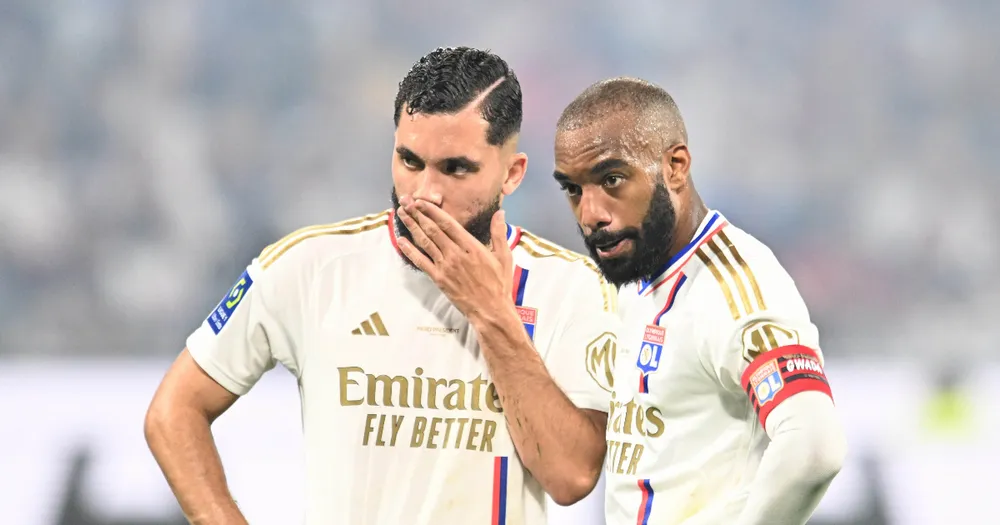 Lacazette cùng các đồng đội đang xếp chót tại Ligue 1